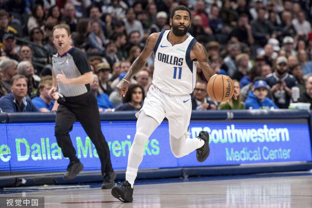 帅到飞起，麦克托米奈西装搭配蓝白细条纹衬衫亮相温网.